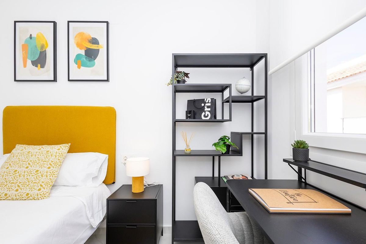 Gedetailleerd uitzicht op slaapkamerdecor en planken in het appartement in Jacarilla, met nadruk op organisatie en stijl.