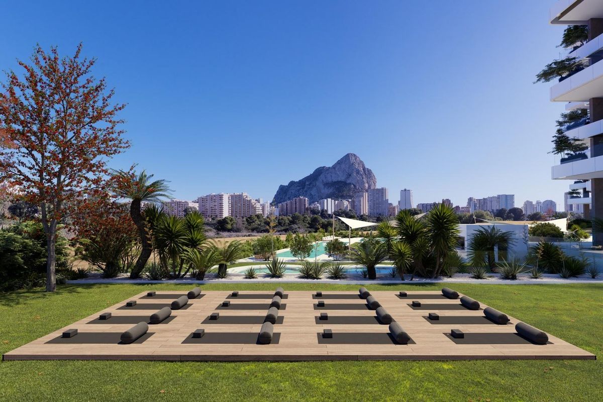 Stijlvol buitenyoga terrein omringd door groen en uitzicht op de bergen in Calpe, Costa Blanca.