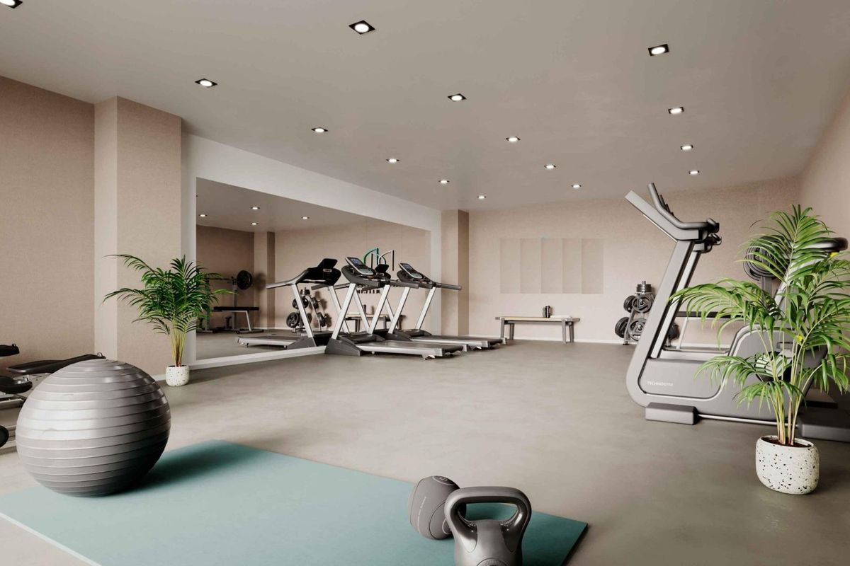 Goed uitgeruste gym met fitnessapparaten en ruimte voor trainingen in Estepona, Costa del Sol.