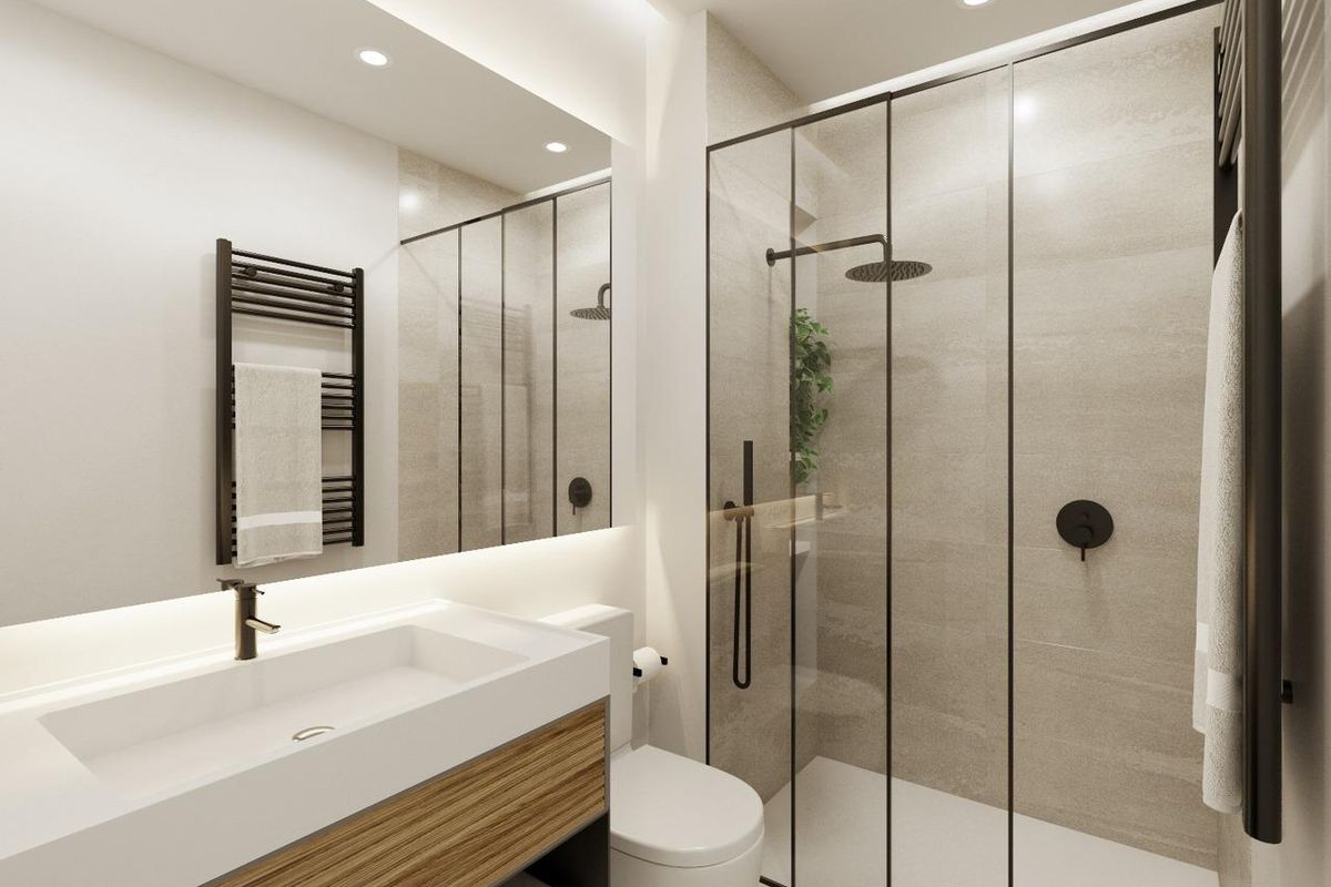 Moderne badkamer met strakke armaturen en een inloopdouche in een appartement op de begane grond in Torre Pacheco.