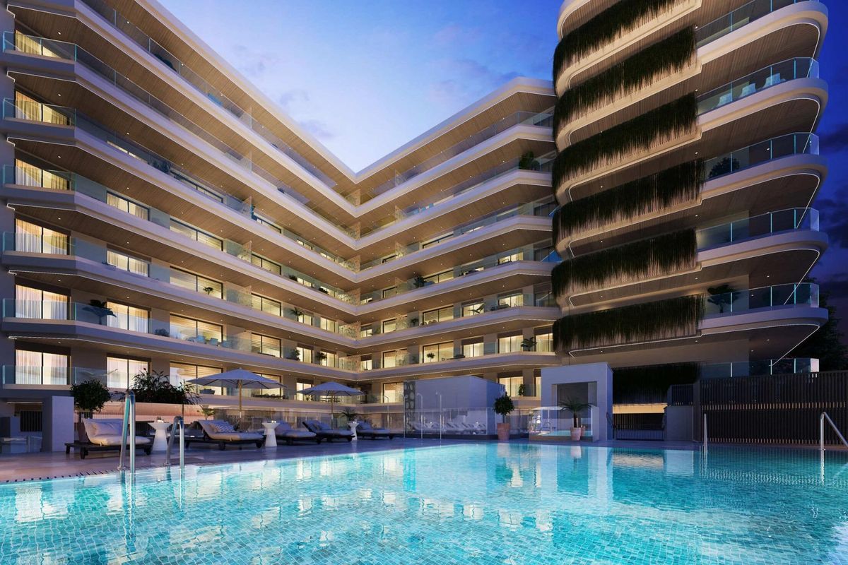 Modern appartementencomplex met een sprankelend zwembad in Fuengirola, Costa del Sol, Spanje.