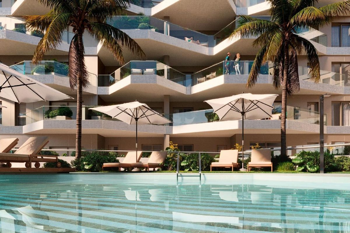 Begane grond appartement met zwembad, ligbedden en parasols in Mijas, Costa del Sol.