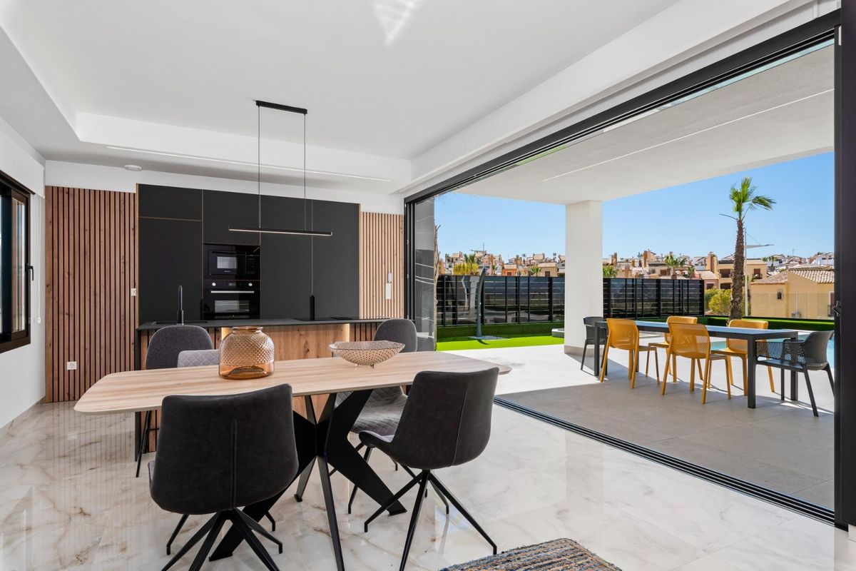 Stijlvolle eetruimte met open keuken en toegang tot het terras in een 3-slaapkamer villa in Algorfa, Costa Blanca Zuid.