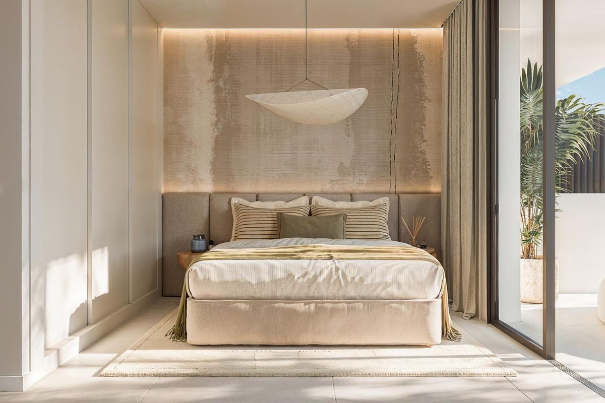 Heldere en elegante slaapkamer in een penthouse, met moderne meubels en toegang tot het terras in Estepona.
