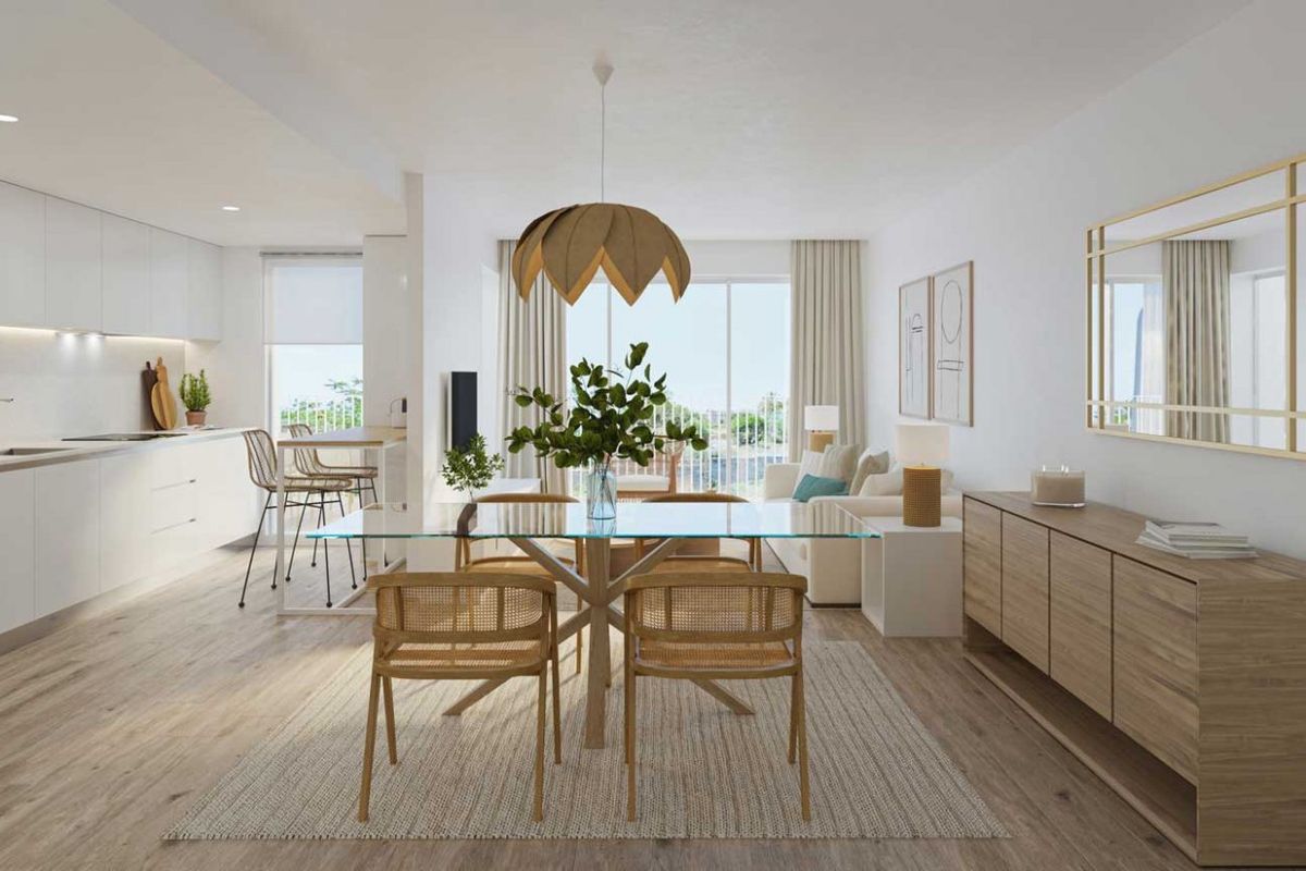 Moderne eetopstelling in het penthouse met een glazen tafel en luchtige woonruimte in Jávea, Costa Blanca.