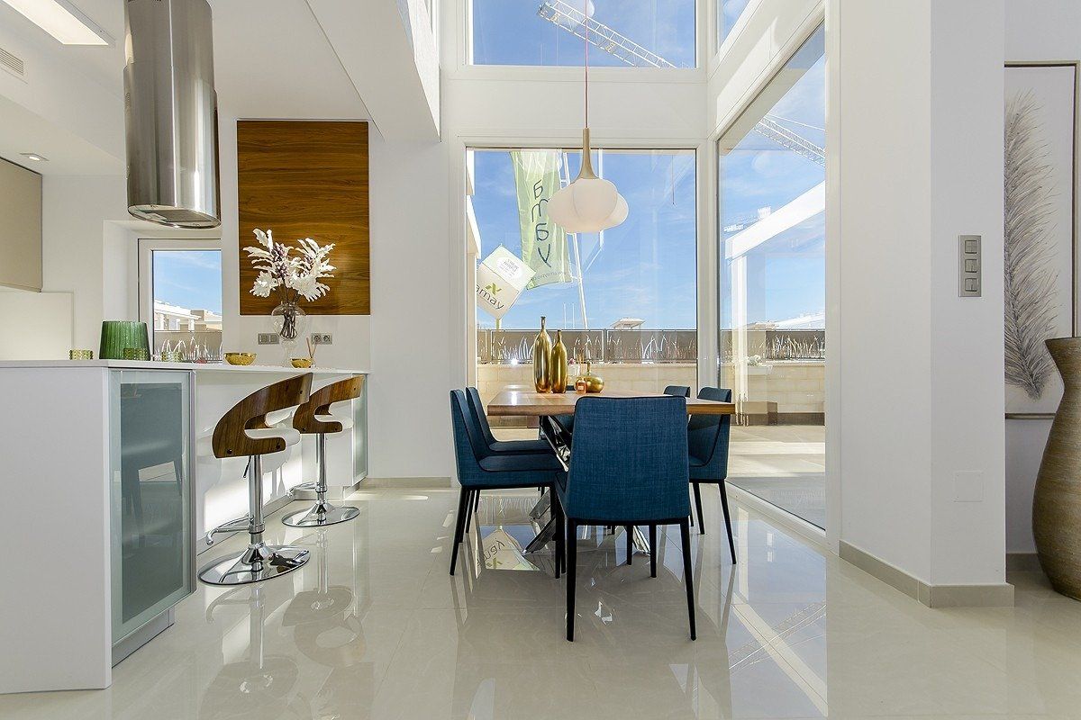 Stijlvolle eetruimte met grote ramen en uitzicht op het terras in een villa in Cartagena, Costa Calida.