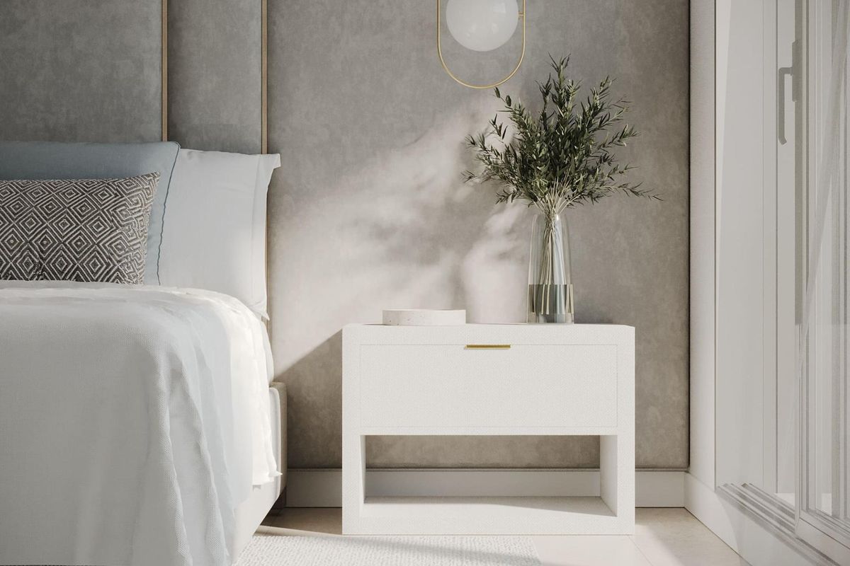 Moderne nachttafel met decoratieve items in de slaapkamer van het appartement in Estepona, die het chique ontwerp accentueert.