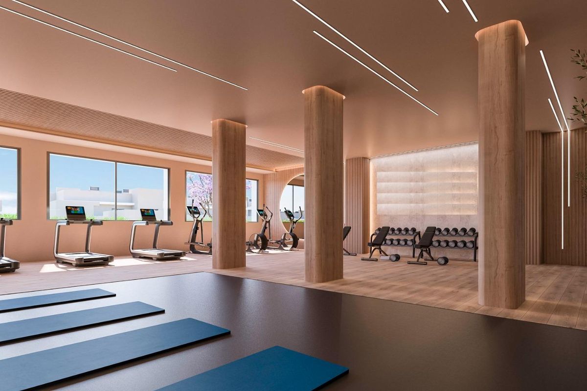 Moderne gym faciliteiten in het penthouse gebouw, met apparatuur en natuurlijk licht in Estepona.