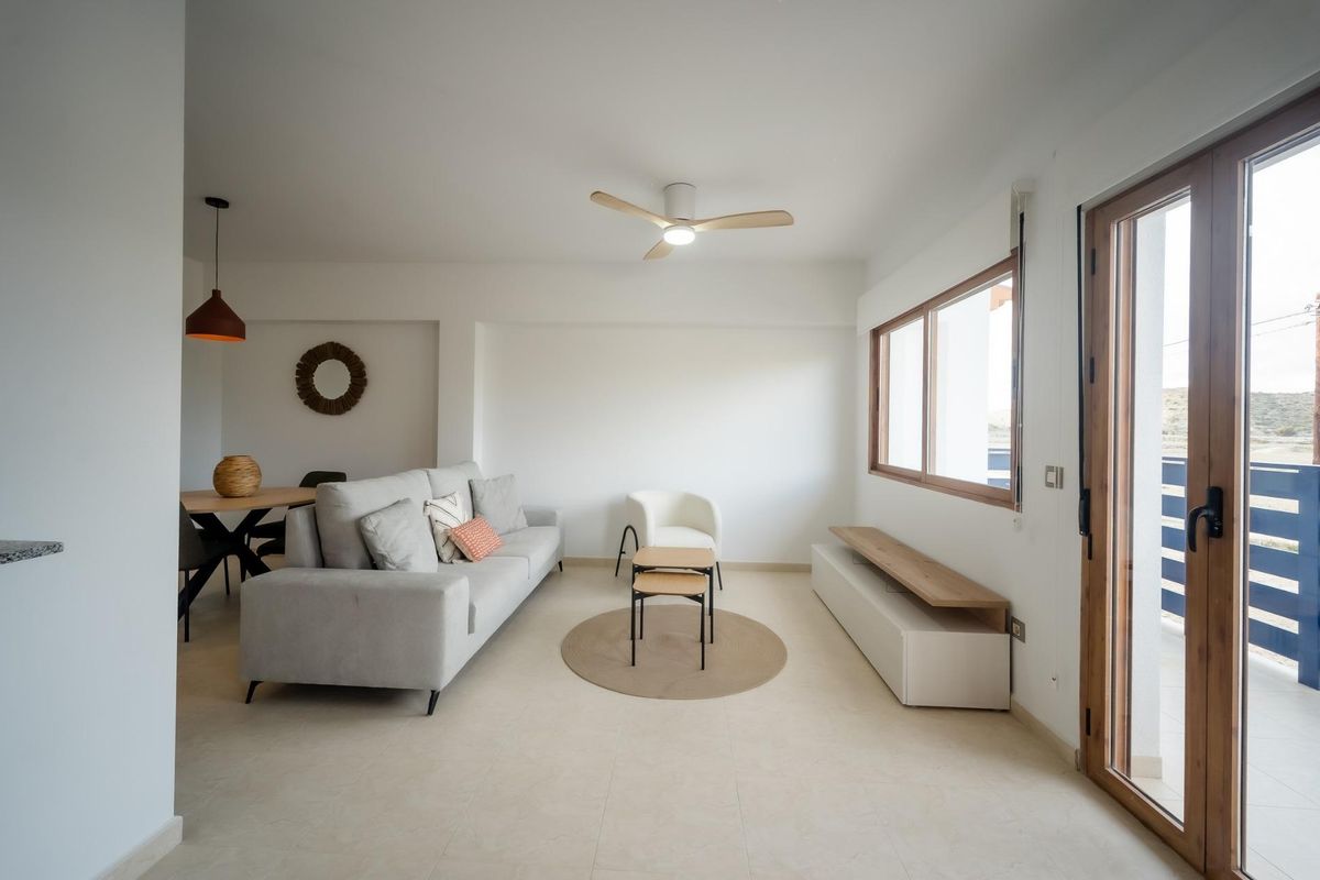 Gezellige woonruimte in de penthouse, met een comfortabele bank en natuurlijk licht in Cuevas Del Almanzora.