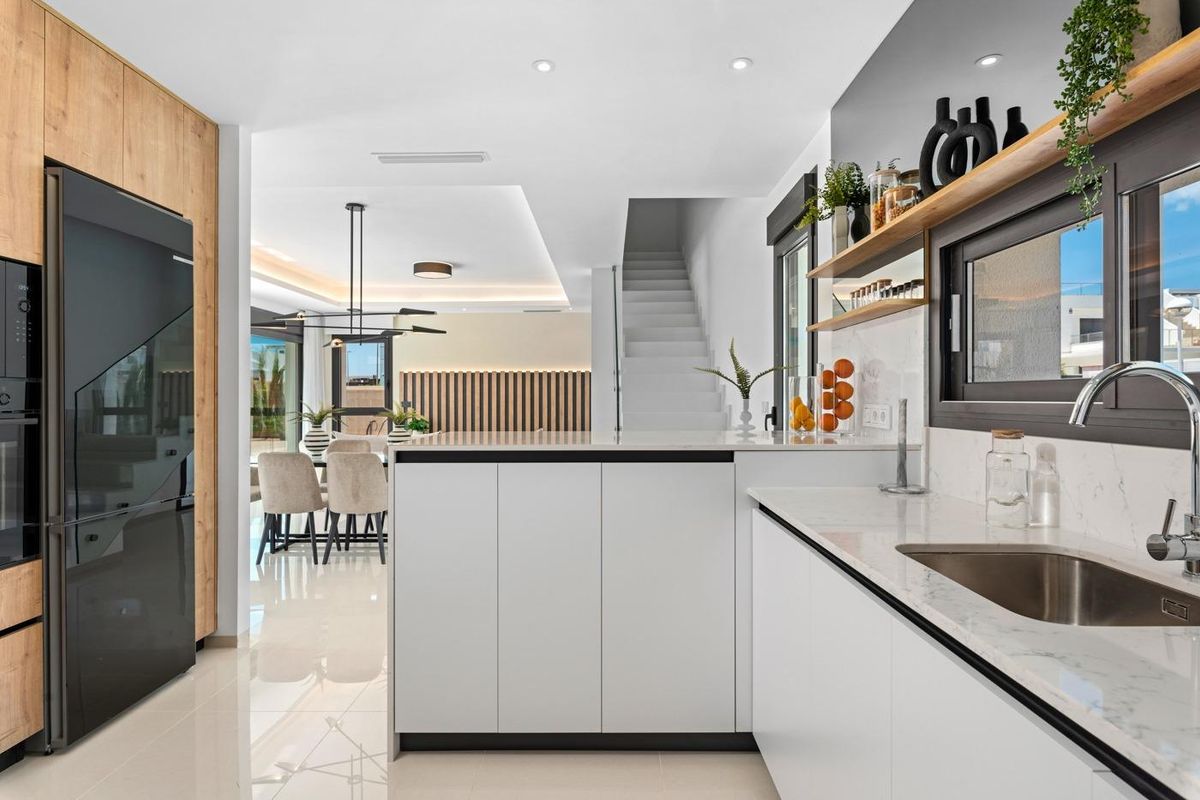 Stijlvolle keuken in een villa, met eethoek en trap in Ciudad Quesada.