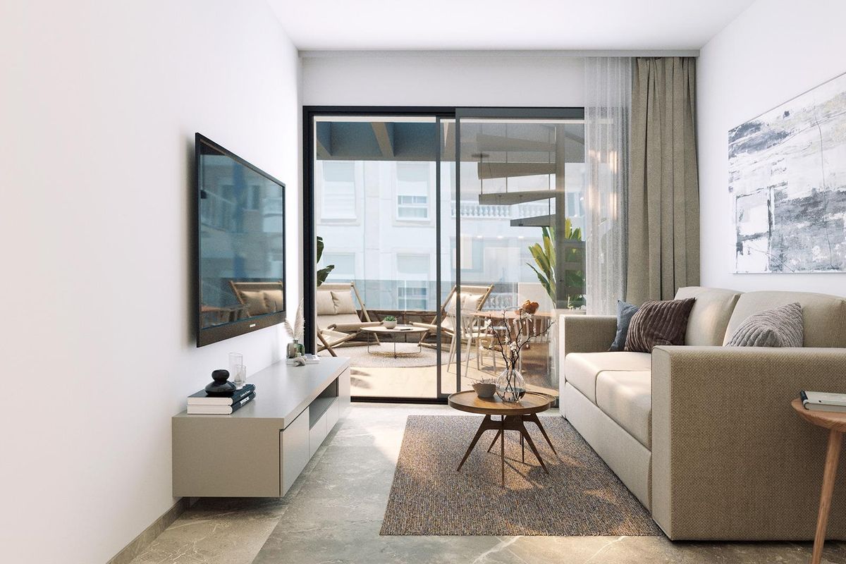 Stijlvolle woonkamer met een groot raam en natuurlijk licht in het penthouse in Torrevieja.