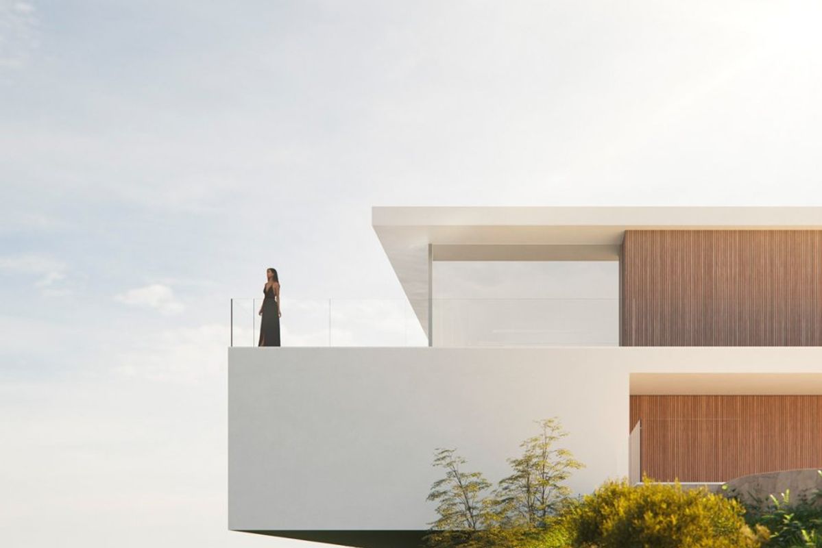 Moderne villa-exterieur met een vrouw op het terras, genesteld in de groene heuvels van Moraira Teulada, Costa Blanca.