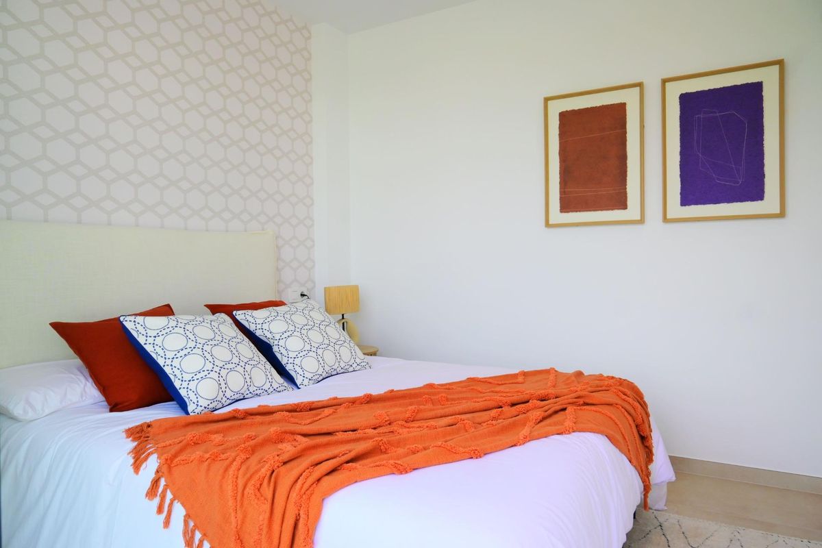 Warme en uitnodigende slaapkamer met een patroonbehang en uitnodigende decor in een 3-slaapkamer townhome in Dolores.