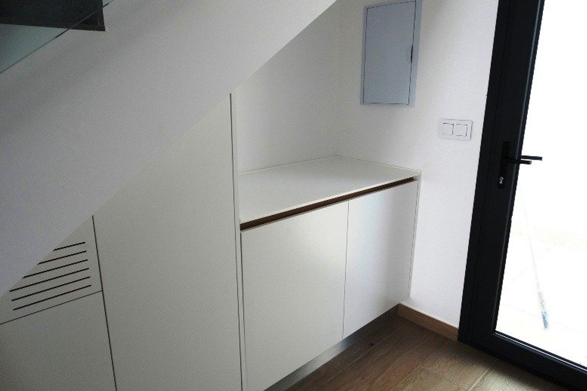 Opbergruimte onder de trap in een 3-slaapkamer townhouse in Pilar de La Horadada, met moderne kasten.