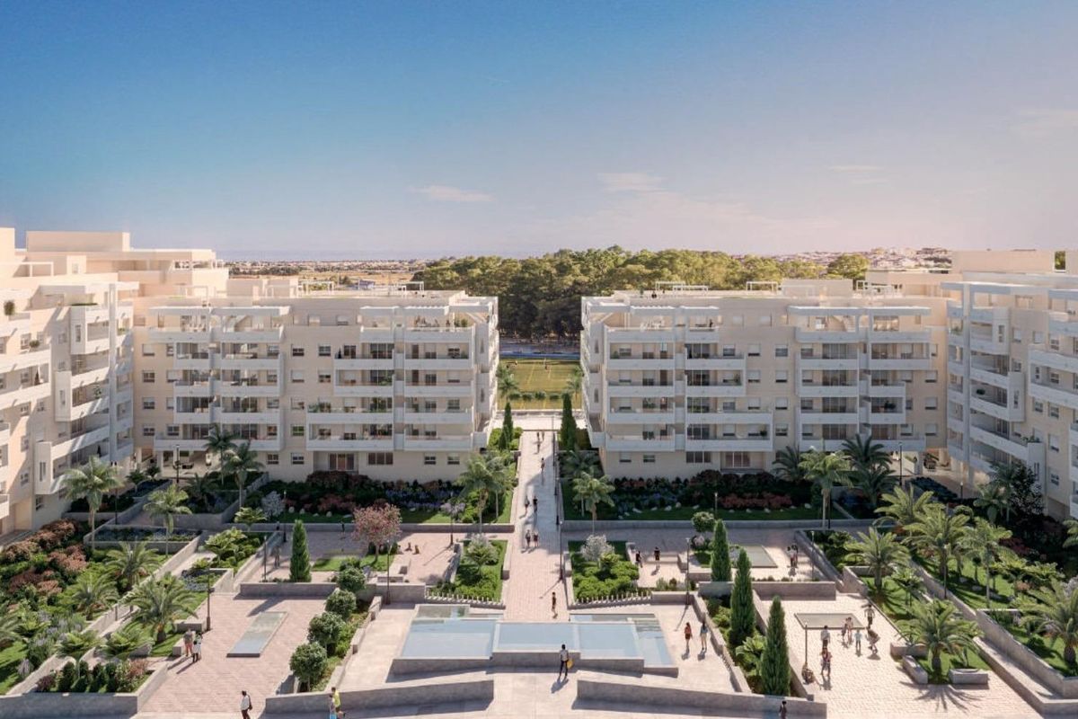 Luchtfoto van modern appartementencomplex met aangelegde tuinen in Marbella, Costa del Sol.