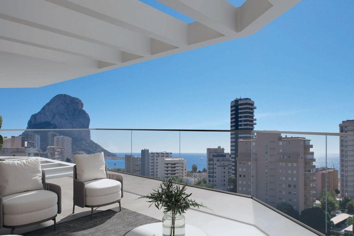 Adembenemend terras uitzicht vanuit het appartement dat de kustlijn van Calpe en de iconische rotsformatie toont, Spanje.