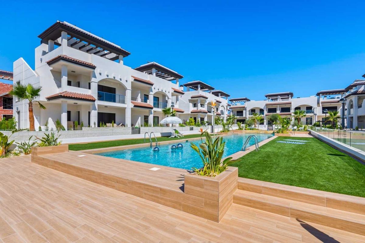 Close-up van het moderne zwembadgebied omringd door groen gras in Rojales, Costa Blanca Zuid.