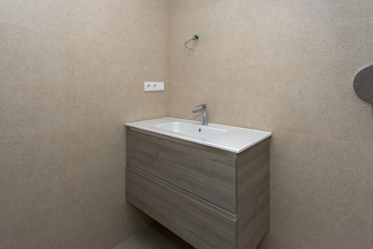 Minimalistische wastafel in een bungalow in Hondón de las Nieves, Costa Blanca.