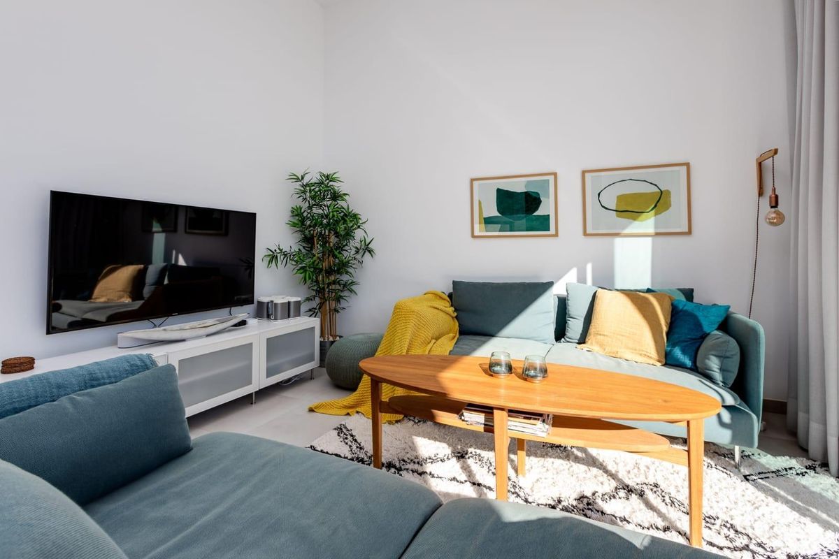 Ontspannen zithoek in de woonkamer van een 3-slaapkamer villa in Pilar de La Horadada, in natuurlijk licht.