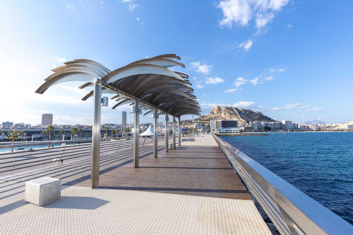 Moderne promenade in Alicante, Costa Blanca Zuid, met uitzicht op de zee en de kustlijn.