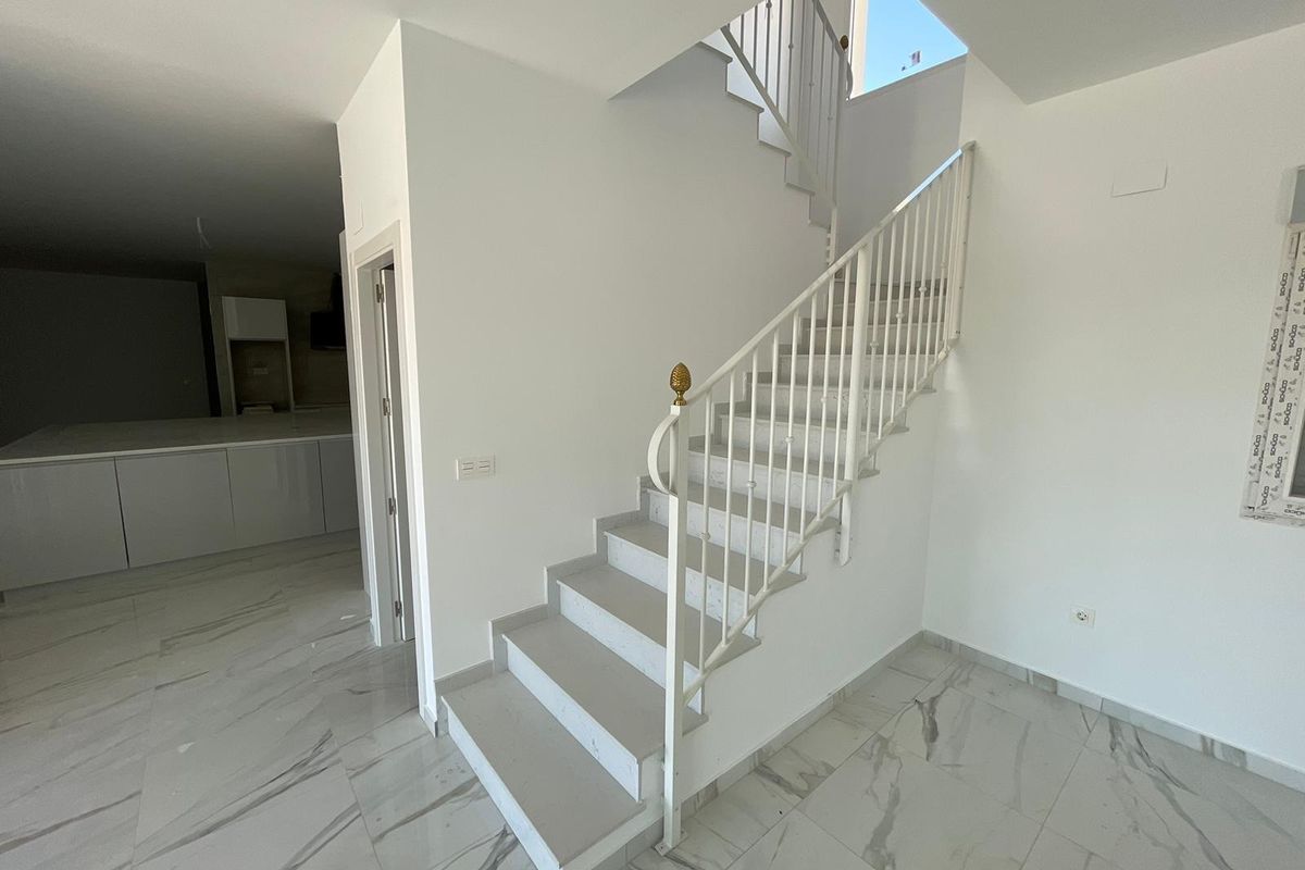 Moderne trap naar de bovenverdiepingen in een 6-slaapkamer villa in Pinoso, Costa Blanca Zuid, helder en luchtig.