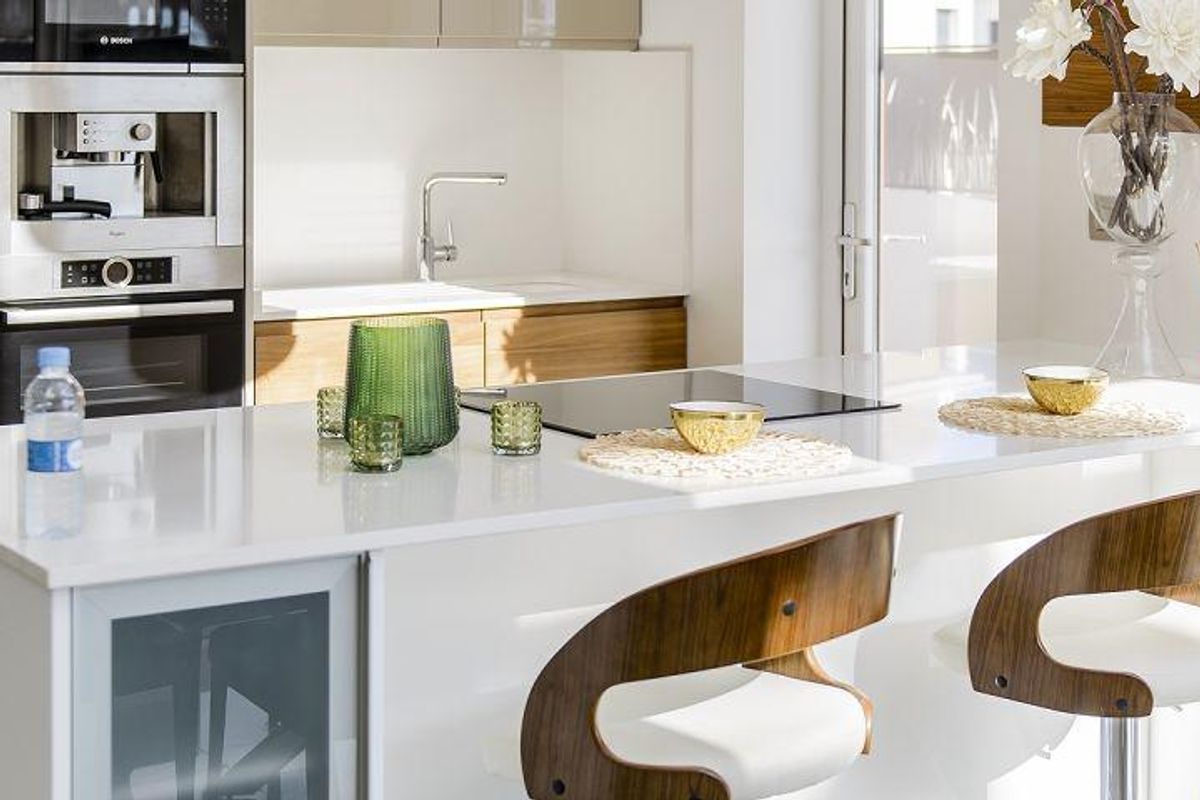 Hedendaags keukeneiland met zitplaatsen in een 3-slaapkamer villa in Rojales, Costa Blanca Zuid.