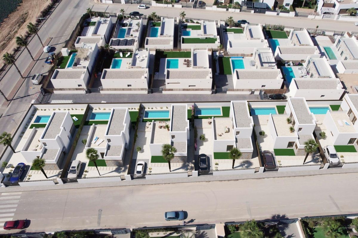 Luchtfoto van villa-percelen en wegen in Algorfa, Costa Blanca Zuid, met moderne ontwerpen en indelingen.