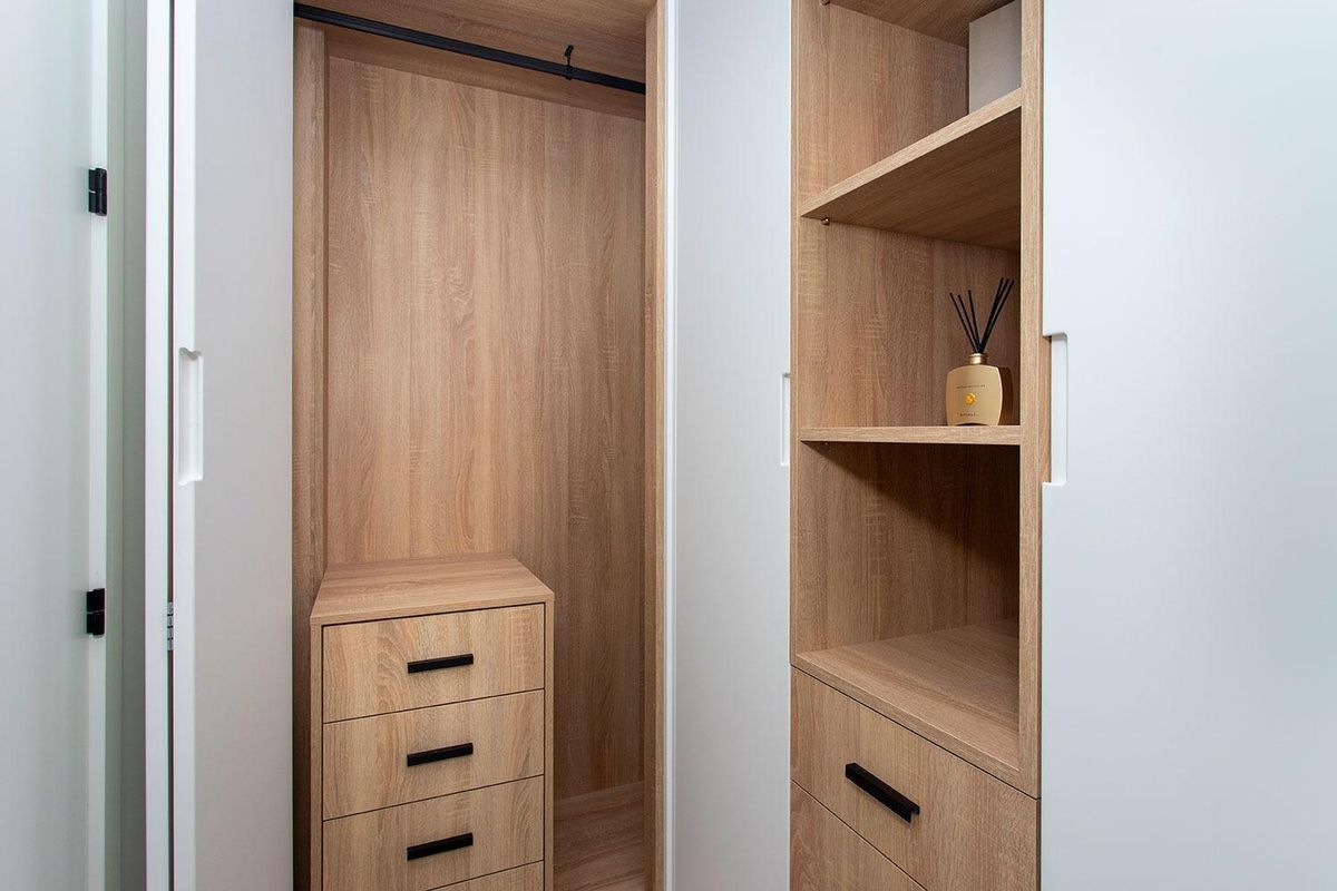 Goed georganiseerde kast met moderne planken, ideaal voor opslag in een woning in Sucina, Costa Calida.