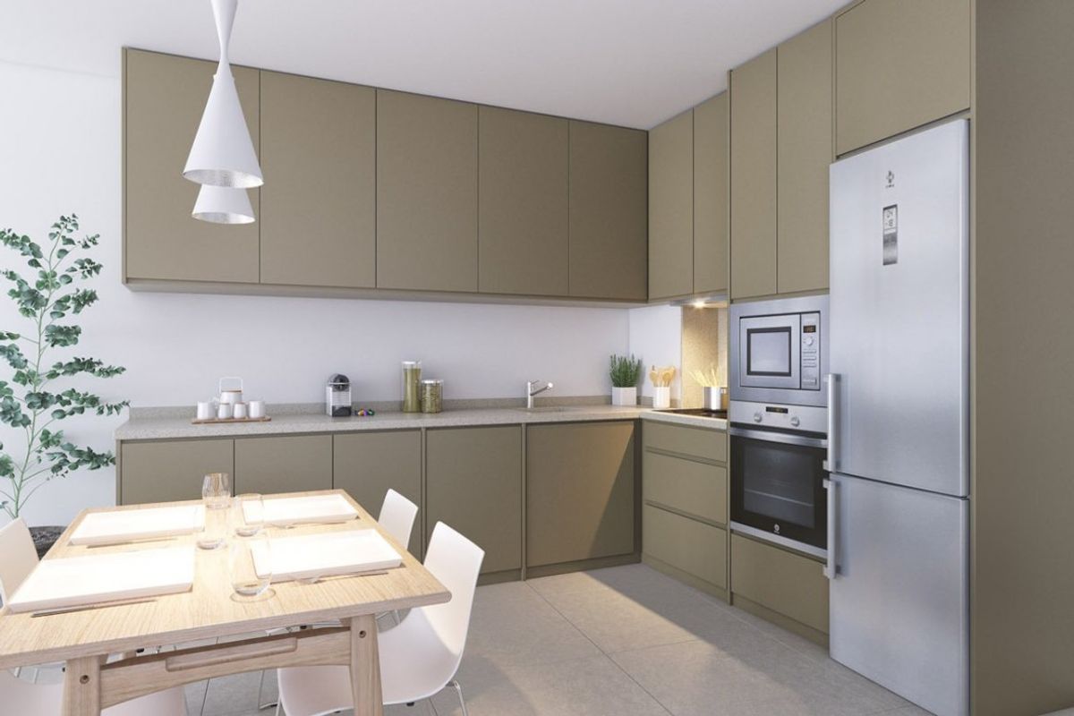 Contemporary keuken in een penthouse met moderne apparaten en eetruimte in Manilva, Costa del Sol.