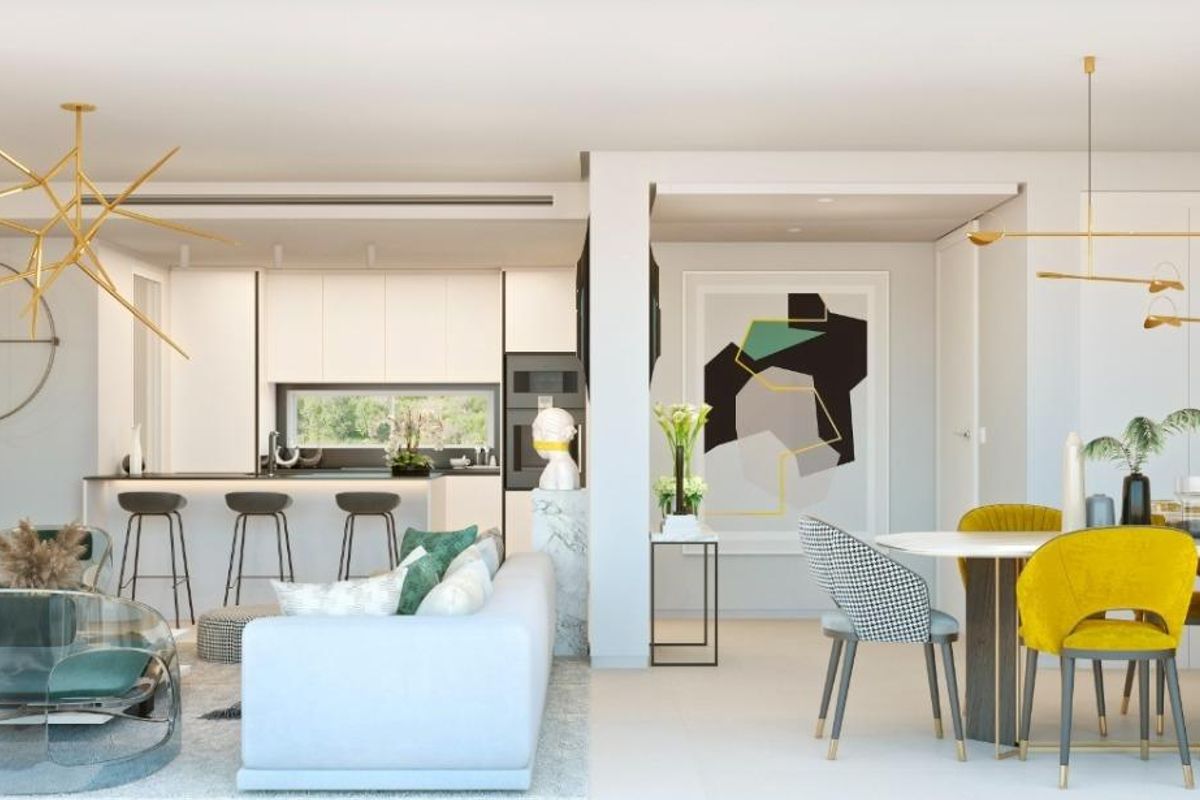 Ruime en moderne woonkamer van een 2-slaapkamer appartement in Ojen, met stijlvolle decor en eetruimte.