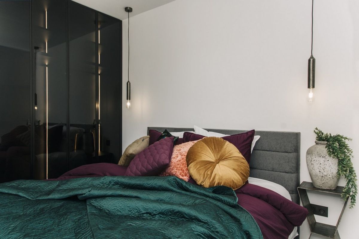 Chique slaapkamer met rijke texturen en kleuren, ontworpen voor comfort in een villa in Rojales, Costa Blanca Zuid.