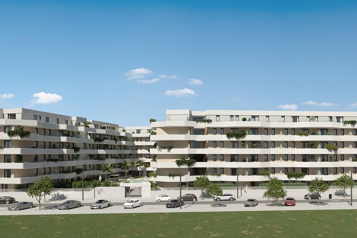 Stylisch ontwerp van een appartementencomplex met decoratieve planten en heldere lucht in Mijas, Costa del Sol.