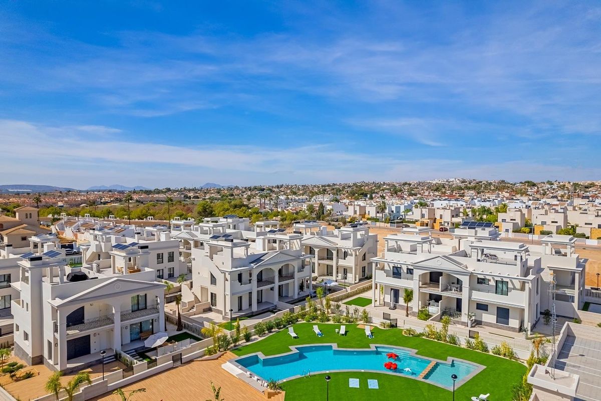 Prachtig uitzicht op moderne appartementen met een zwembad, omringd door groene tuinen in Rojales, Costa Blanca Zuid.