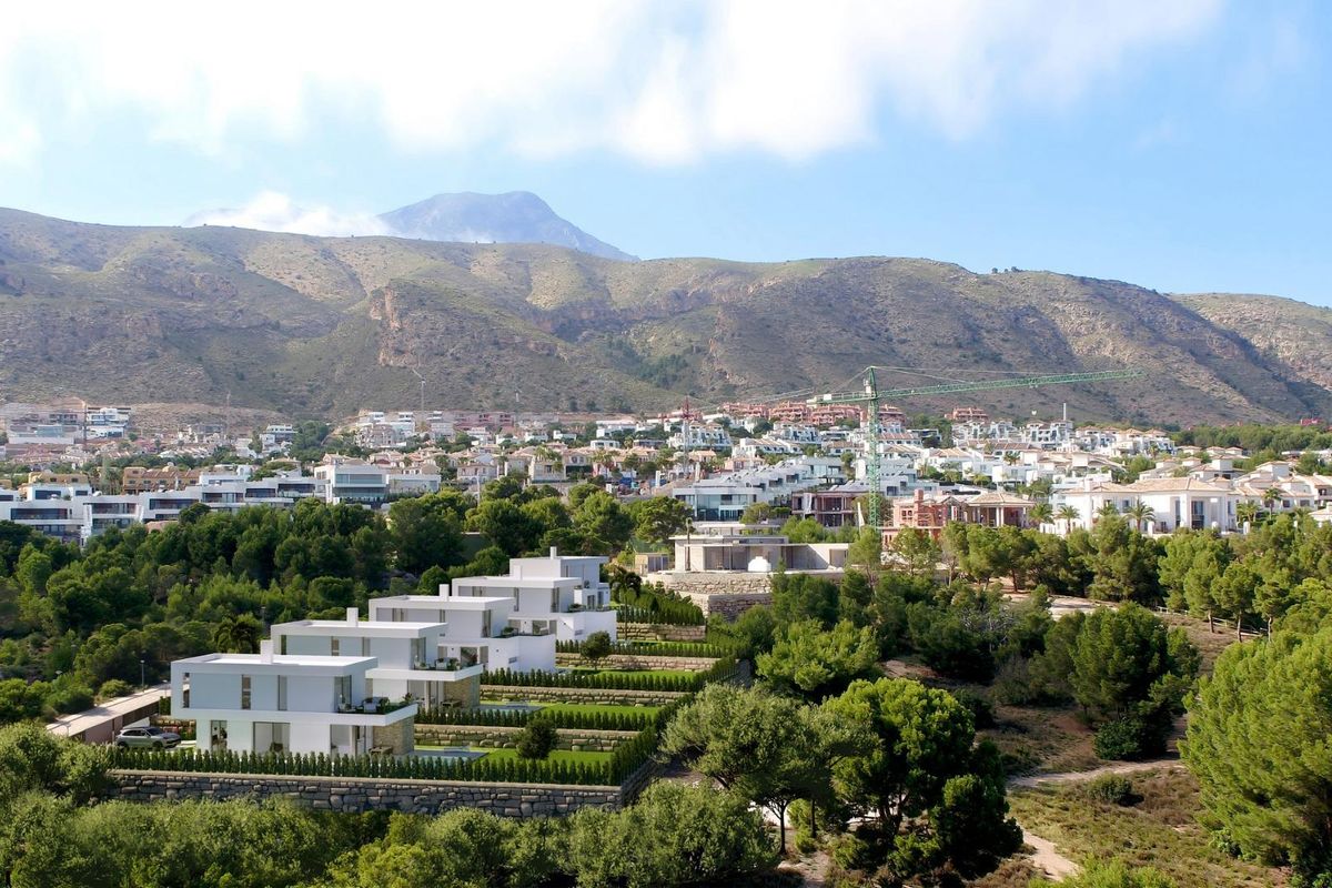 Panoramisch uitzicht op Finestrat dat het weelderige landschap en moderne villa-ontwikkeling in Costa Blanca toont.