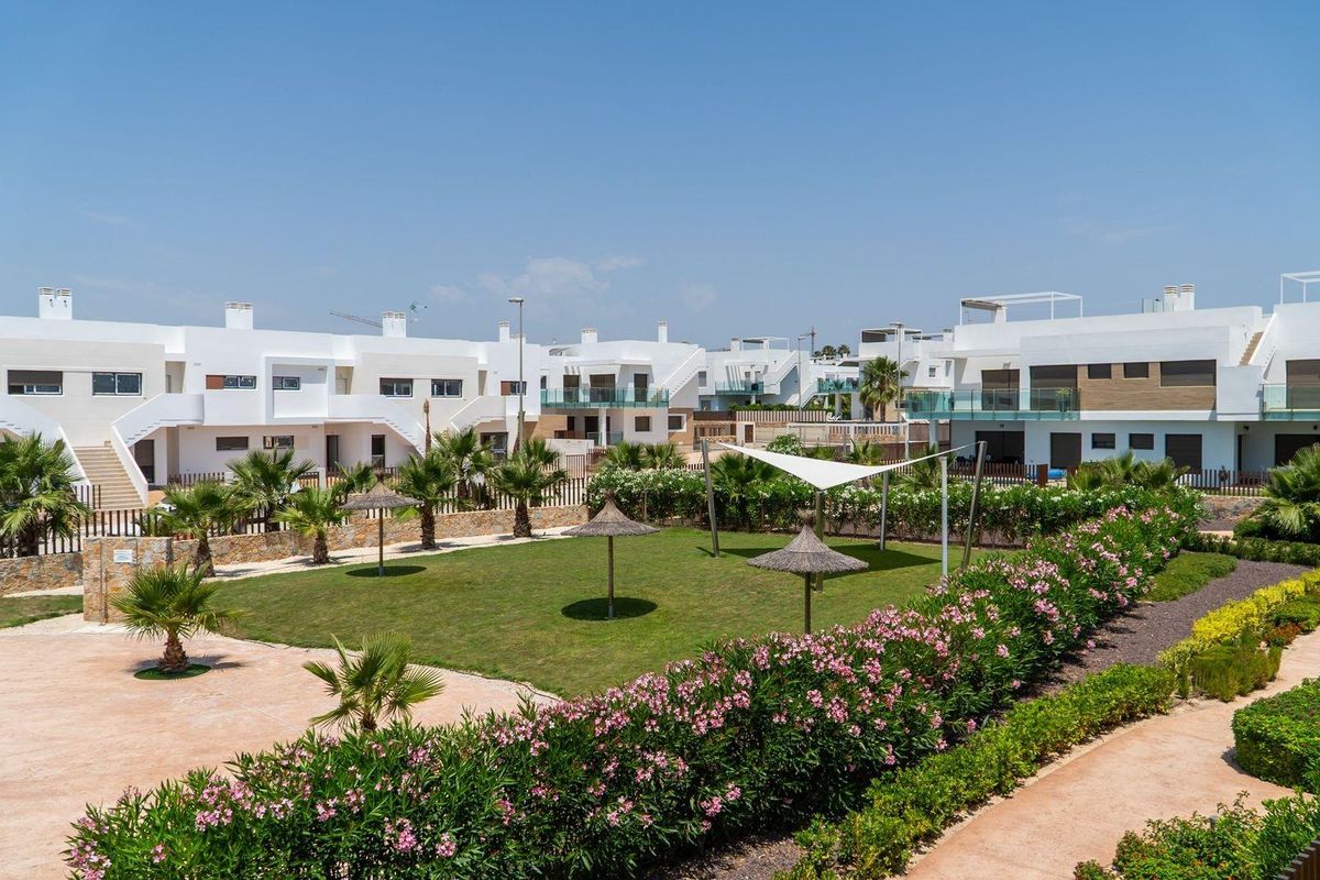 Goed onderhouden gemeenschappelijke tuin met schaduwrijke gebieden bij een 2-slaapkamer appartement op de begane grond in Orihuela.