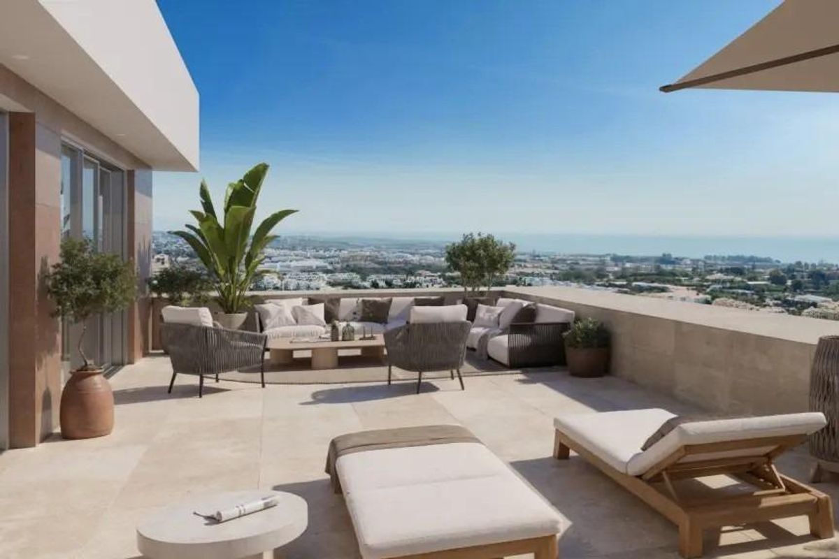 Ruim terras met loungeset en uitzicht op Estepona, Costa del Sol, in een luxe appartement.