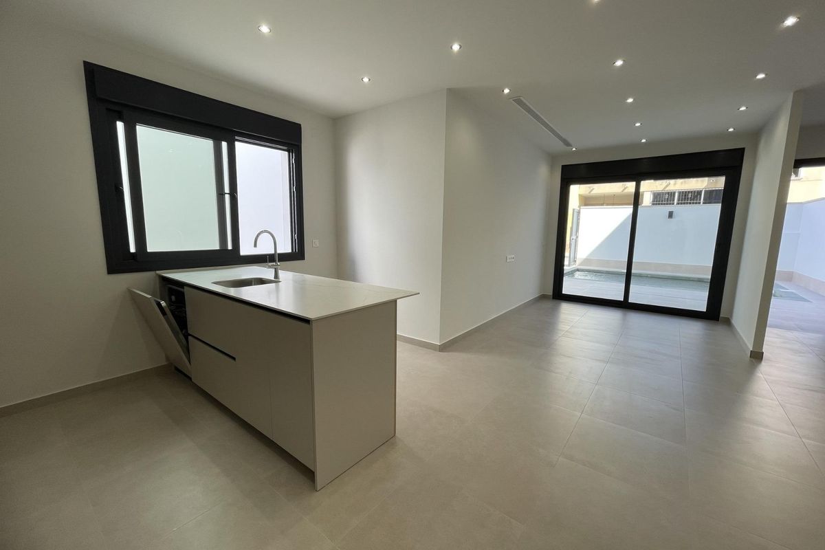 Open keukenlay-out die aansluit op de woonruimte in een chique 3-slaapkamer villa in Almoradi, Costa Blanca Zuid.