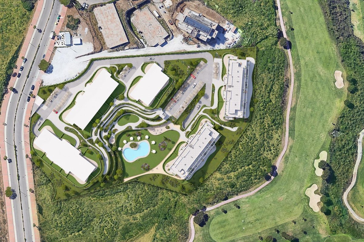 Luchtlay-out van een nieuwe woonontwikkeling met groene ruimtes en een zwembad in Mijas, Costa del Sol.