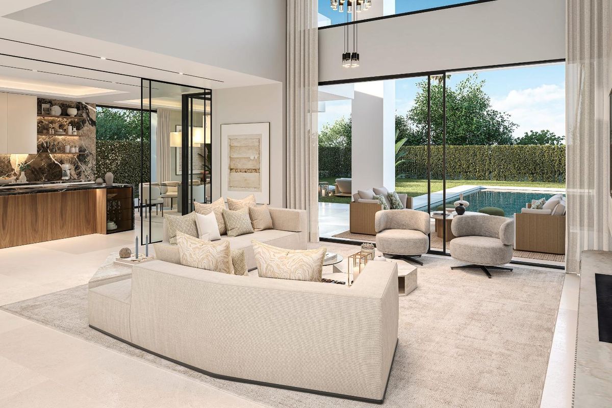 Open woonkamer in een moderne villa in Estepona, met een grote bank en toegang tot het zwembad en de tuin.
