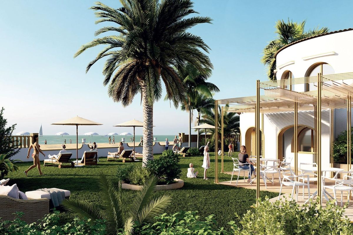 Zeebezit in Costa Blanca met palmbomen en ligstoelen, perfect voor ontspanning.