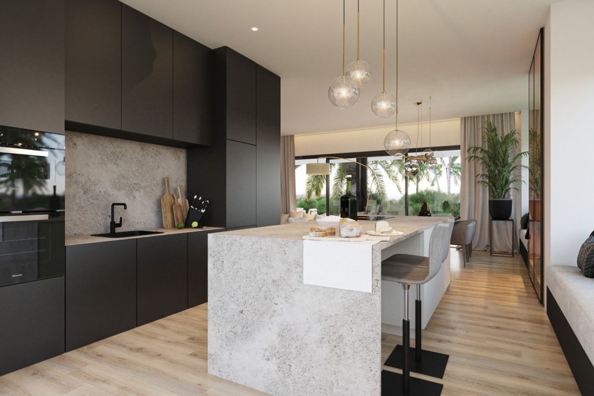 Strakke keuken met moderne afwerkingen, met een eiland en uitzicht op de buitenlucht in Orihuela, Spanje.