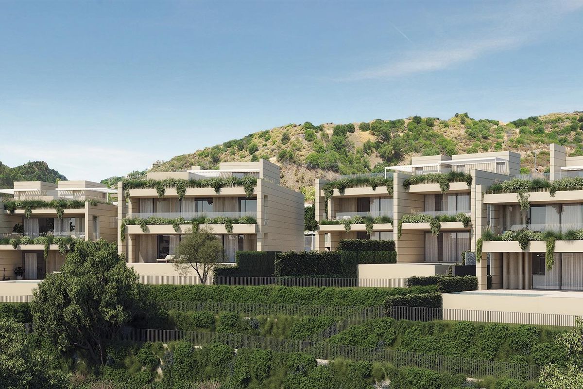 Buitenzicht op moderne appartementen temidden van groen in Marbella, Costa del Sol.