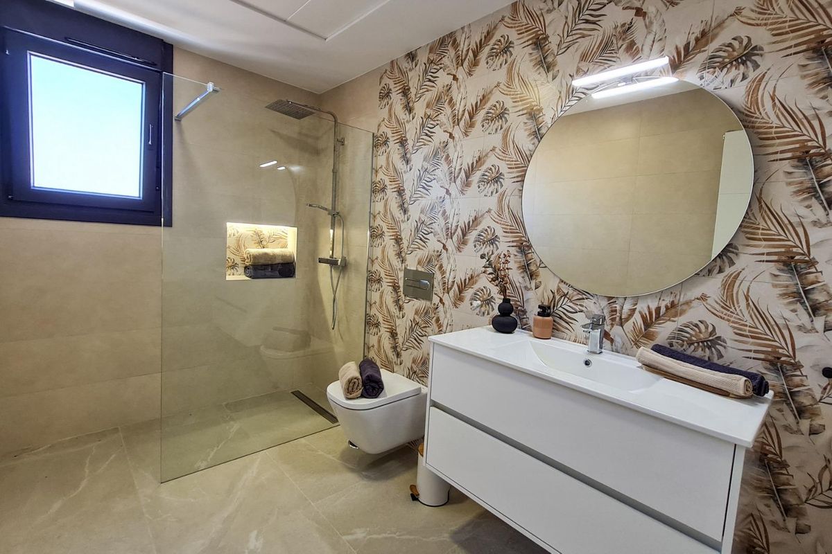 Heldere badkamer met decoratieve planten en veel natuurlijk licht in een 3-slaapkamer villa, San Pedro del Pinatar.