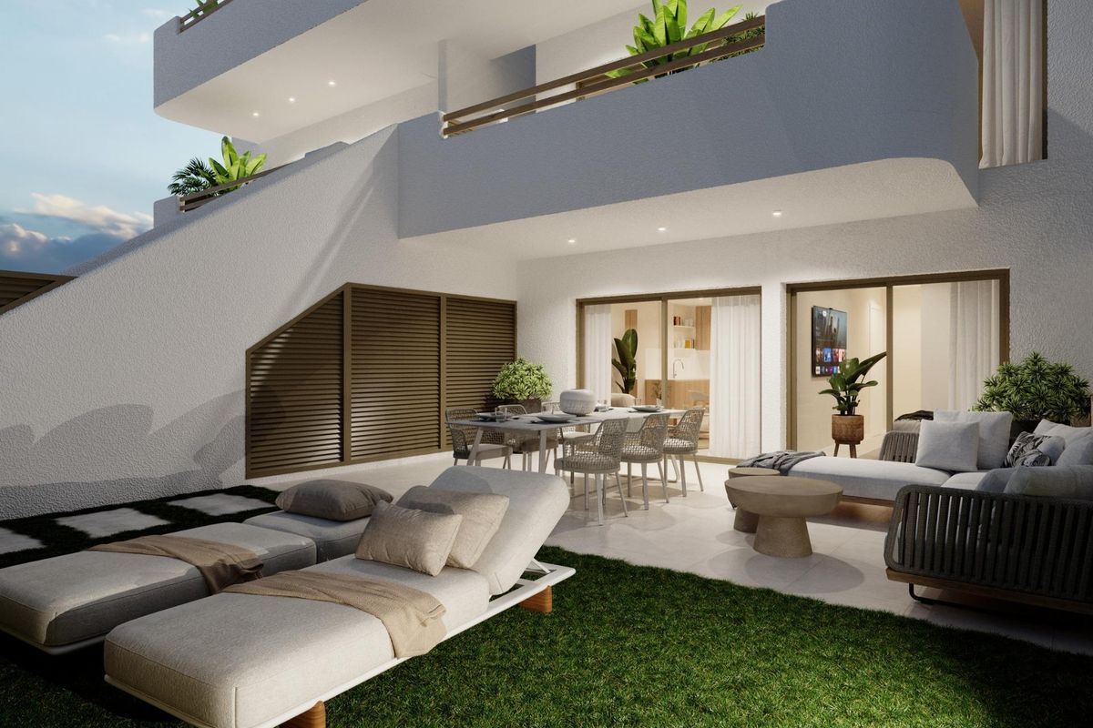 Moderne terras met lounge stoelen en eetruimte bij een begane grond appartement in San Pedro del Pinatar.