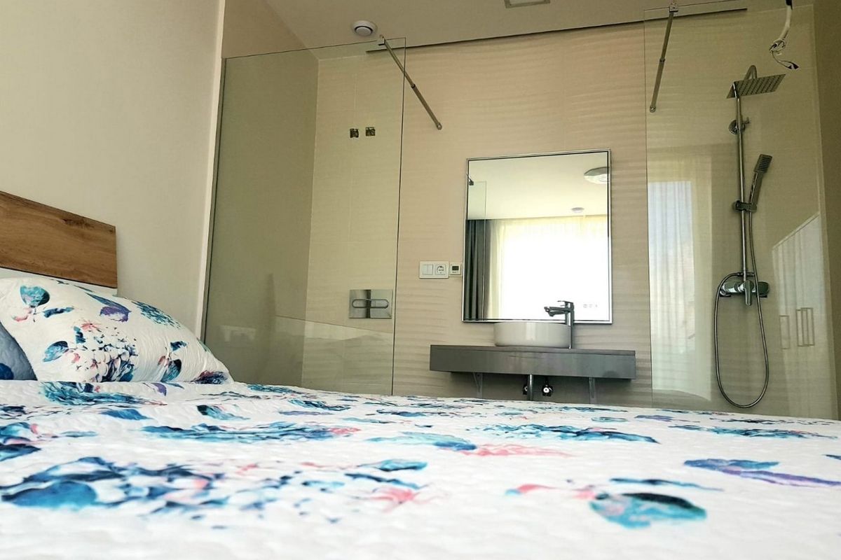 Stijlvolle badkamer met moderne armaturen in een 1-slaapkamer appartement in Finestrat, Costa Blanca, Spanje.