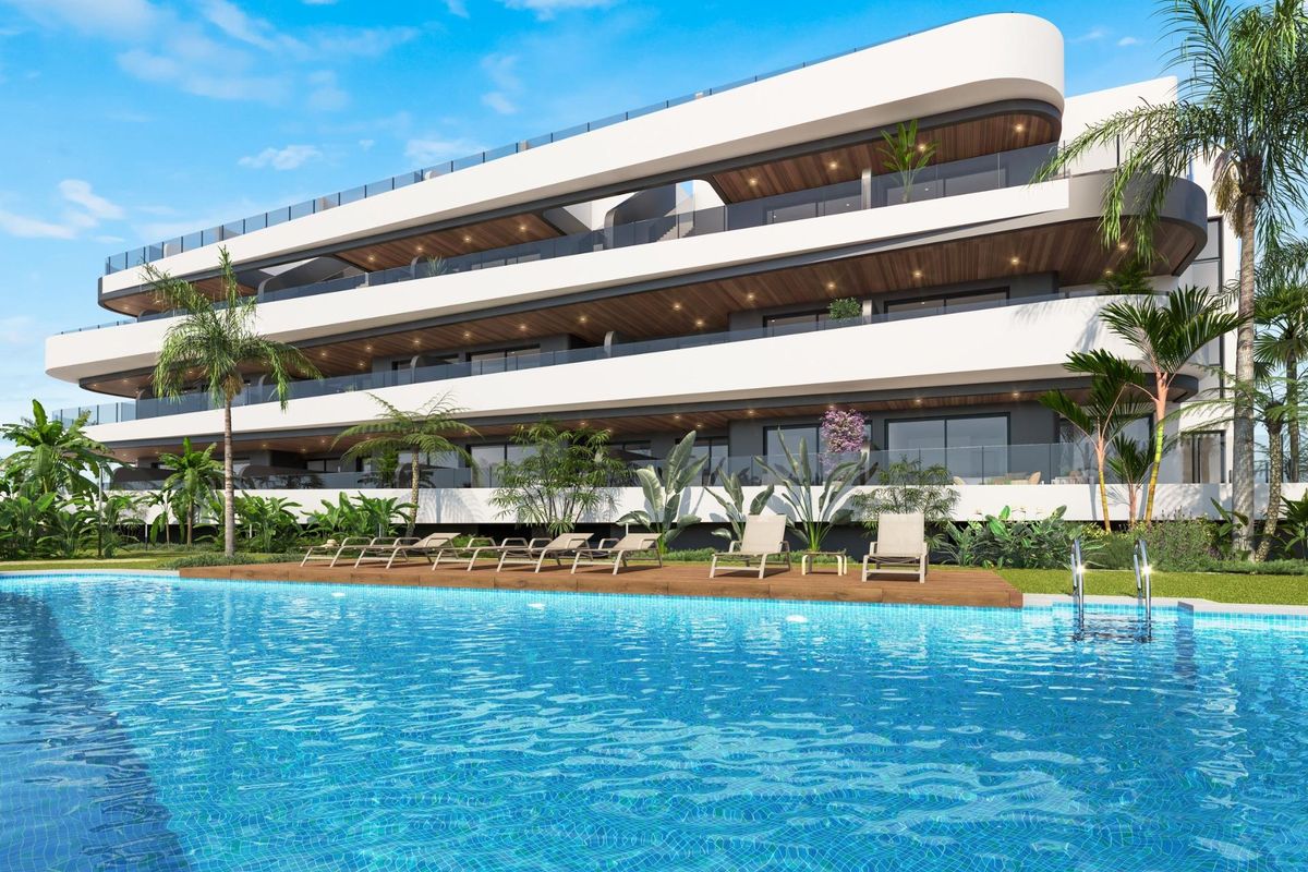 Uitzicht op het zwembad en aantrekkelijke beplanting vanaf het luxe penthouse in Los Alcazares, Costa Calida.