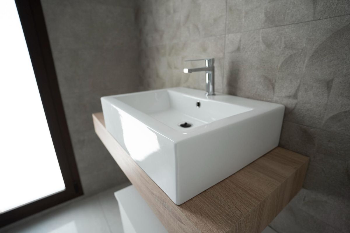 Contemporary badkamer met glazen douche en schoon ontwerp in de villa in Polop.