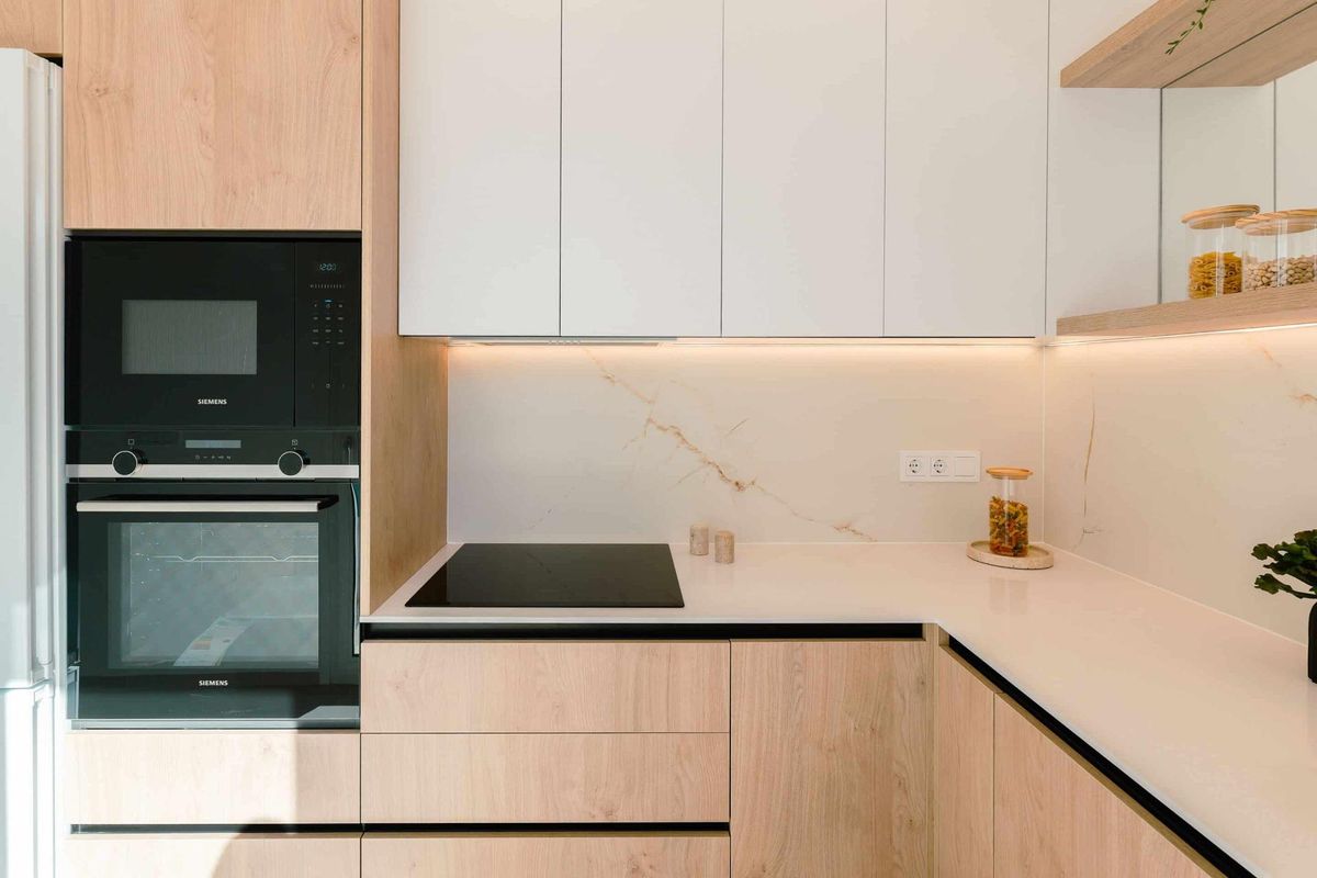 Moderne keuken met apparaten en slimme opbergoplossingen in een 3-slaapkamer townhouse in Rojales.