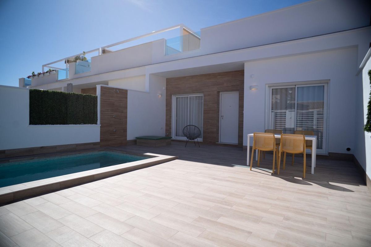 Gezellige terrasruimte met zwembadtoegang bij een 2-slaapkamer townhouse in San Javier, Costa Calida, Spanje.