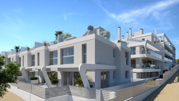 Modern 4-slaapkamer town house buitenkant met tuin in Estepona, Costa del Sol, met een strak ontwerp.
